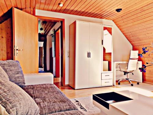 LiebeVOLL möblierte Dachgeschosswohnung.