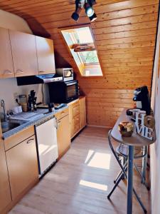 LiebeVOLL möblierte Dachgeschosswohnung.