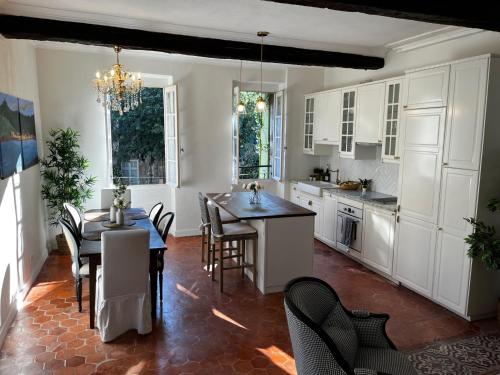 Light and Airy Apartment in the Heart of Pézenas