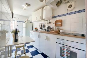 Light Filled Apartment near Chiado, By TimeCooler
