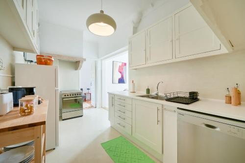 Light-Filled & Renovated Apartment, By TimeCooler