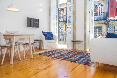Liiiving in Porto | Blue Flower Apartment