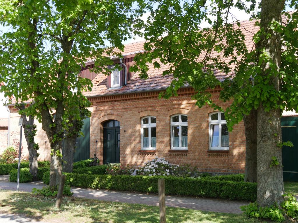 Lindenhof Wohnung 2, Erdgeschoß Priborner Straße 8, 17207 Vipperow