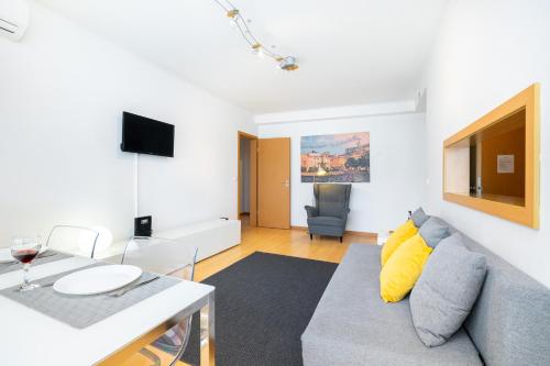 Lisboa, Cidade, Elegant Apartment with Air Cond, Free WIFI and Near Metro, by IG