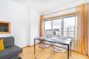 Lisboa, Cidade, Elegant Apartment with Air Cond, Free WIFI and Near Metro, by IG