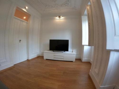 Lisbon, renewed T1 apartment with pateo near Martires da Patria