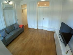 Lisbon, renewed T1 apartment with pateo near Martires da Patria