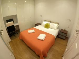 Lisbon, renewed T1 apartment with pateo near Martires da Patria