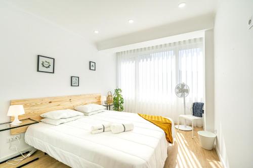 Lisbon with Sintra Apartments - Two king-size bedroom apartment 300 meters away from train station!
