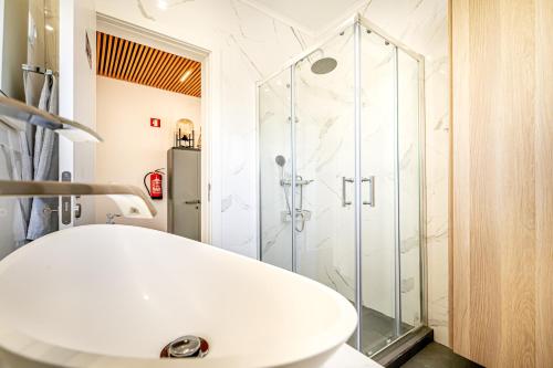 Lisbon with Sintra Apartments - Two king-size bedroom apartment 300 meters away from train station!