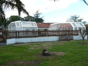 Location avec piscine et parking (n°2p)