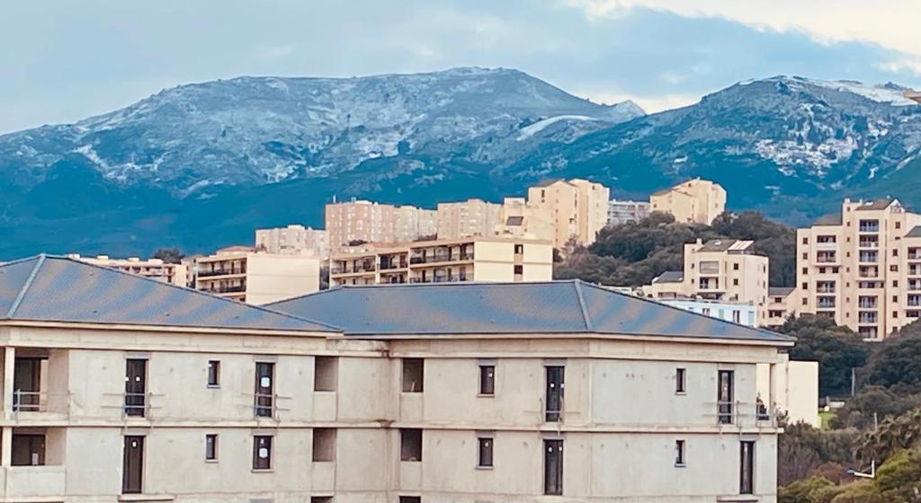 Location chambre avec salle de bain et partie commune Mountain View & Sea View renting 1 of 3 bedrooms with shared common space 3 bdrm apt not 1 bdrm plus clime ou ac Résidence Touraine, 20600 Bastia