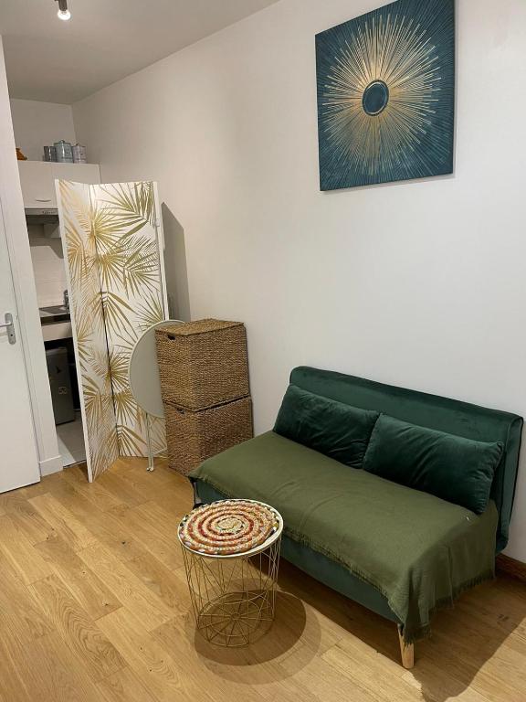 Location studio (12m) meublé XVI arrondissement 6 Avenue Raphaël, 75016 Paris