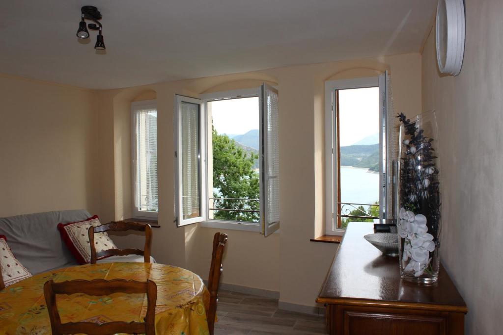 Appartement location vacances le village 04170 Saint-Julien-du-Verdon