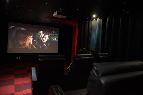 Loft PRESTIGE avec JACUZZI & salle cinéma privatif