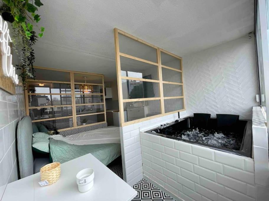 Loft Ravissant avec Jacuzzi & Piscine - Cap d’Agde Résidence les Captivantes2 - Parking P1 - Logement N°266 (Porte grise et verrou du Haut) 5 Rue de Volvire de Brassac, 34300 Le Cap d\'Agde