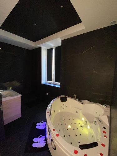 Loft romantique avec jacuzzi comprenant pack romantique et champagne OFFERTS