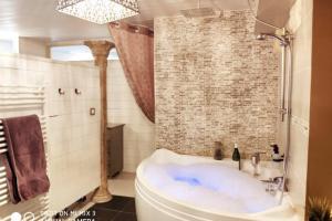 Loft Tour de garde XIVe siècle SARLAT 70 m² Balnéo