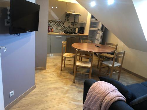 Logement 4 personnes avec piscine intérieure 31 degrés zoo de la FLECHE 24 h du Mans