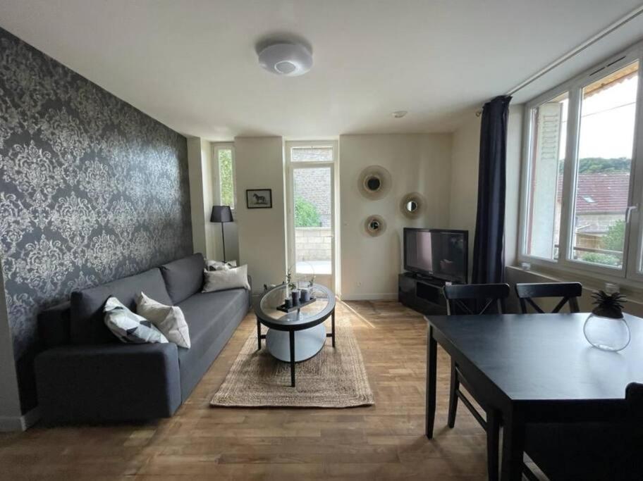 Appartement Logement a Brive avec terrasse près du centre-ville et de la Gare avec Netflix Fibre et Stationnements gratuits 11 Avenue Edmond Michelet 19100 Brive-la-Gaillarde