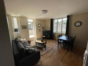 Logement a Brive avec terrasse près du centre-ville et de la Gare avec Netflix Fibre et Stationnements gratuits