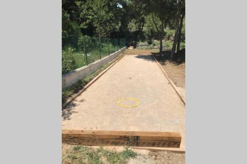 Logement attenant à une villa T2 avec terrasse .