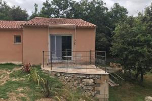 Logement attenant à une villa T2 avec terrasse .