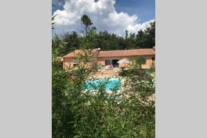 Logement attenant à une villa T2 avec terrasse .