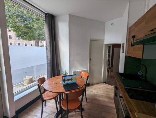 Logement centre ville avec cour et vue sur canal