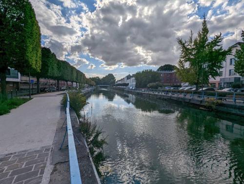 Logement centre ville avec cour et vue sur canal