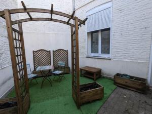 Logement centre ville avec cour et vue sur canal