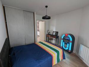 Logement centre ville avec cour et vue sur canal
