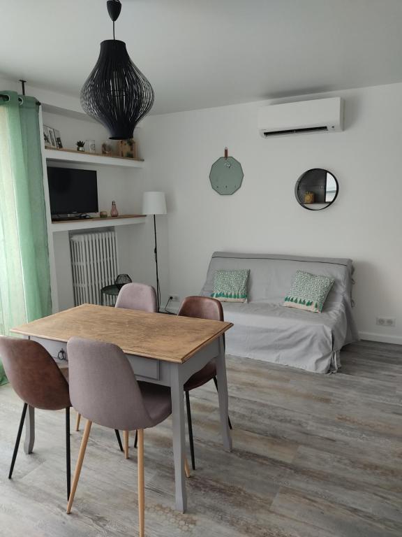 Logement climatisé proche remparts 3 Rue des Papalines, 84000 Avignon