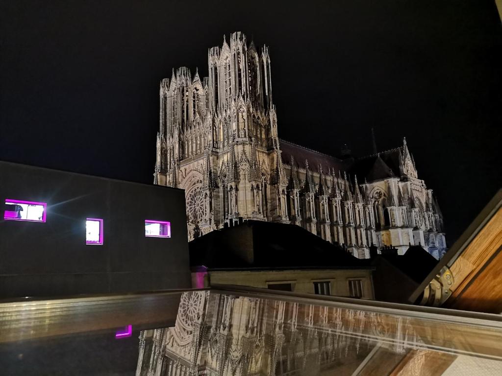 Appartement Logement Cosy rénové au pied de la Cathédrale avec climatisation 7 Rue des Tournelles 51100 Reims