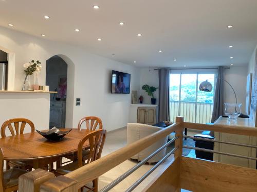 Logement de 3 chambres à 10 mins à pieds du centre du village et de la plage des Canebiers