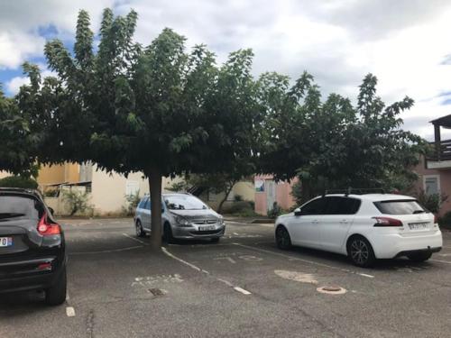 Logement de plain-pied à 2 min à pied de la plage.
