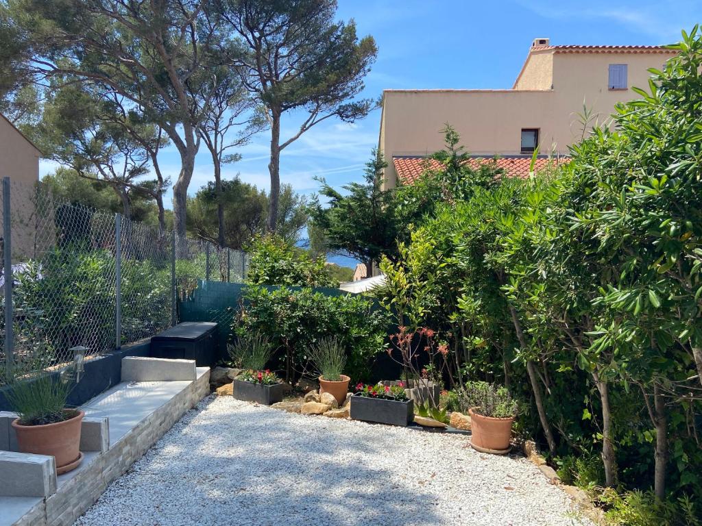 Appartement Logement entier T2 climatisé, parking gratuit, jardin, mer Domaine Bacchus 513 Chemin de la Marine 83110 Sanary-sur-Mer