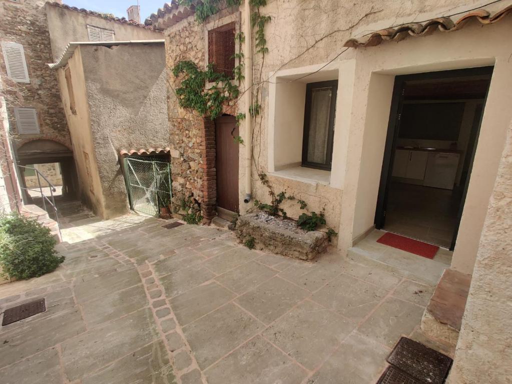 Logement neuf centre du village aux pieds du château 4 Rue du Portalet, 83310 Grimaud