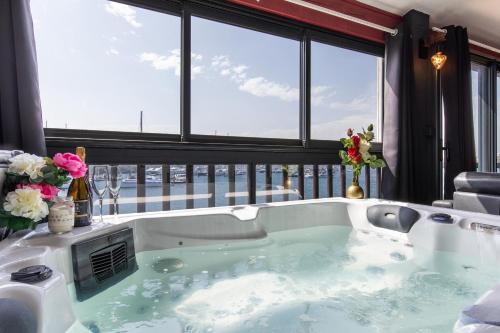Lov'island by Pom, jacuzzi, sauna, piscine, vue mer