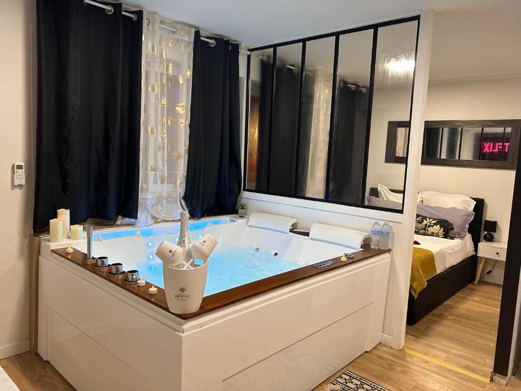 Appartement Love Room à Cannes - Appartement 25m2 pour 2 personnes avec un jacuzzi Privé 3 Rue Boucicaut 06400 Cannes