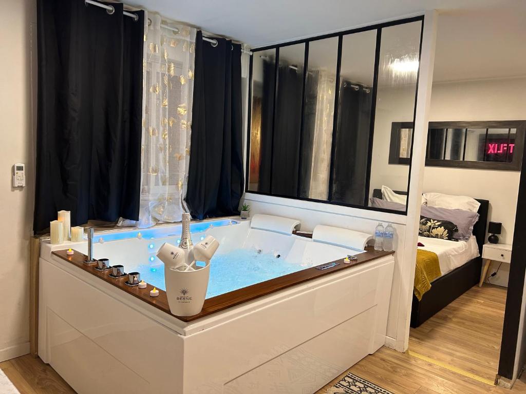 Love Room à Cannes - Appartement 25m2 pour 2 personnes avec un jacuzzi Privé 3 Rue Boucicaut, 06400 Cannes