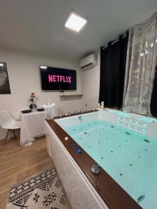 Love Room à Cannes - Appartement 25m2 pour 2 personnes avec un jacuzzi Privé
