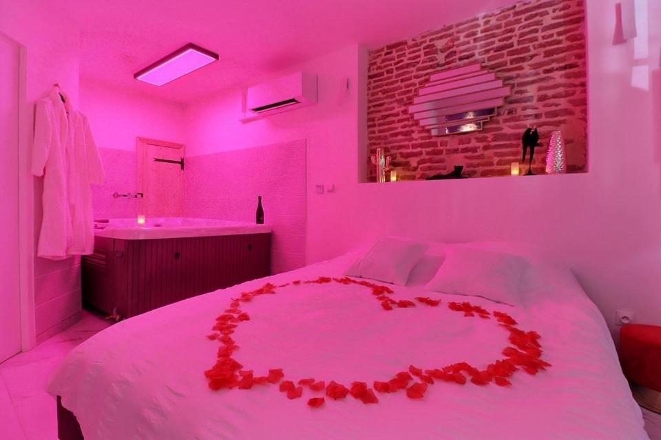 Appartement LOVE ROOM avec JACUZZI 13 Rue de la Fraternité 82100 Castelsarrasin