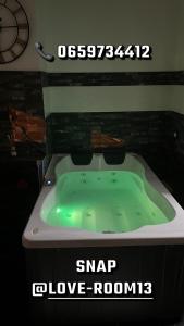 Love Room Jacuzzi Netflix