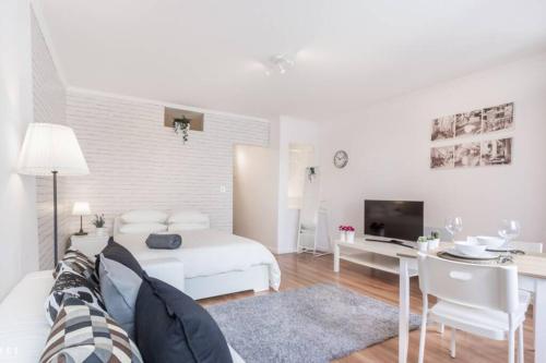 LoveLisbonApartments Under A Fig Tree Apartment