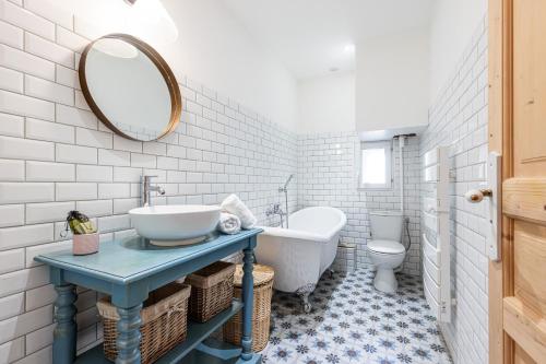 Lovely 1 Bdr Port & Garibaldi Square
