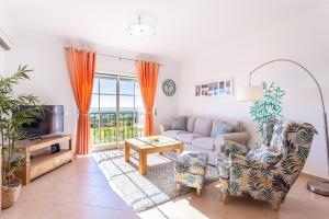 Lovely 2 bedroom apartment including pool, stunning ocean views & beach closeby