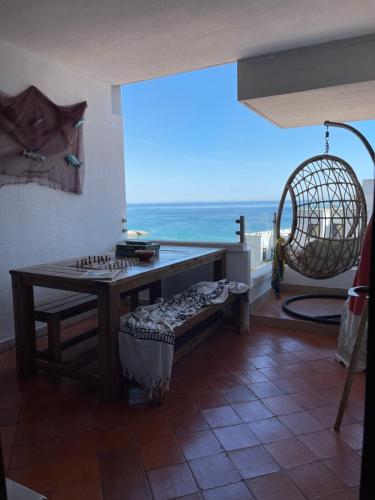 Lovely 2 bedroom with a pool in front of the beach