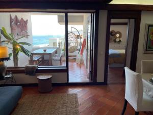 Lovely 2 bedroom with a pool in front of the beach