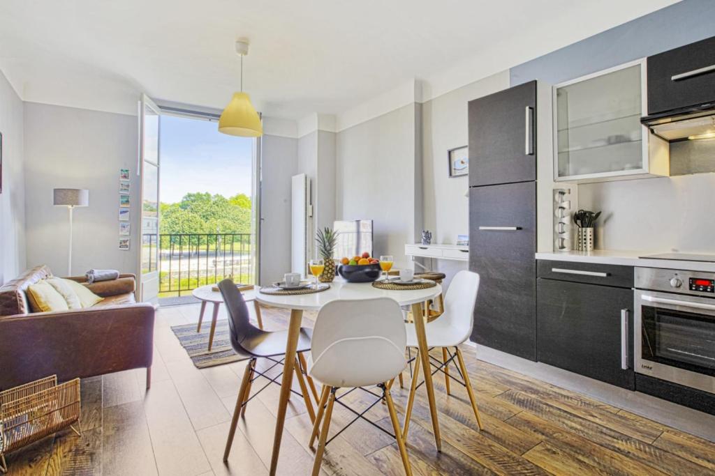 Lovely 2 one-bedroom apartment overlooking Nive in Bayonne - Welkeys 26 rue des Basques, 64100 Bayonne